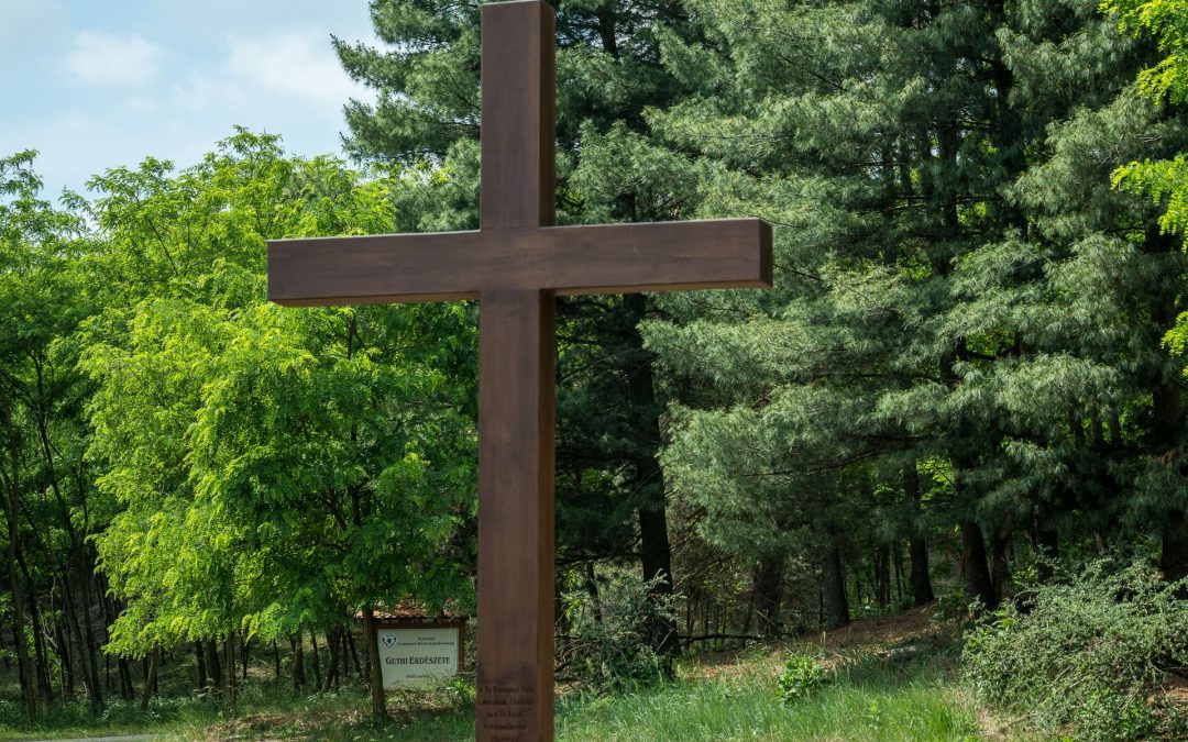 Keresztet állítottak a Gúthi-erdőben
